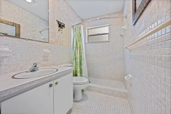 $2,000 | 421 South Lakeside Drive, Unit 10, Lake Worth Beach, FL 33460