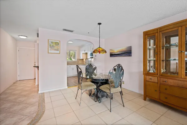 $2,000 | 421 South Lakeside Drive, Unit 10, Lake Worth Beach, FL 33460