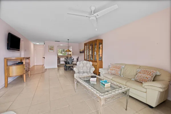$2,000 | 421 South Lakeside Drive, Unit 10, Lake Worth Beach, FL 33460
