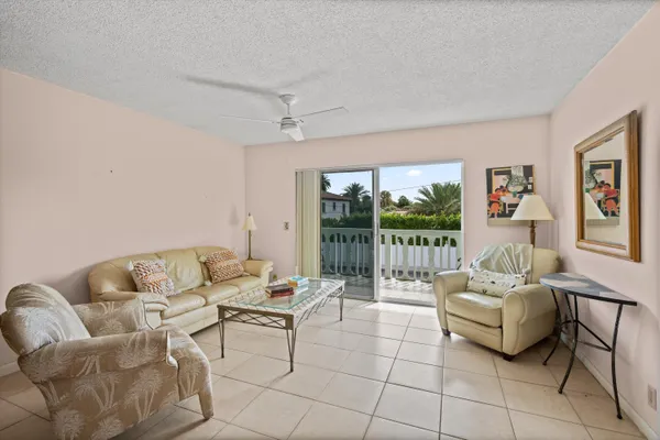 $2,000 | 421 South Lakeside Drive, Unit 10, Lake Worth Beach, FL 33460