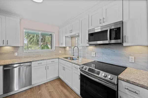 $2,000 | 421 South Lakeside Drive, Unit 10, Lake Worth Beach, FL 33460