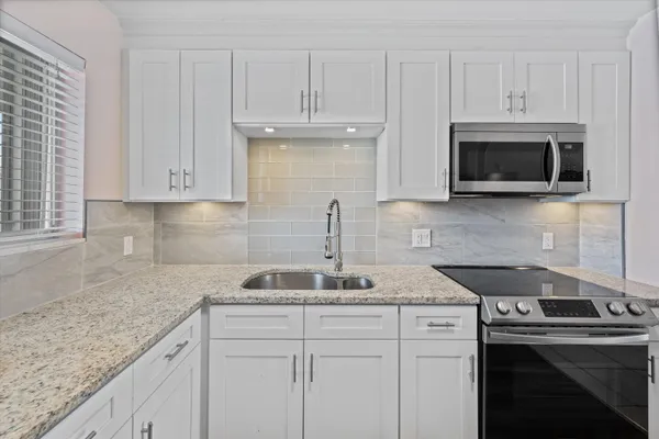 $2,000 | 421 South Lakeside Drive, Unit 10, Lake Worth Beach, FL 33460