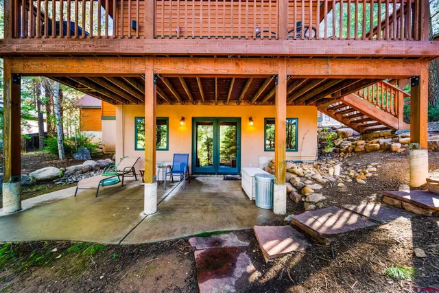 a view of yard with tree