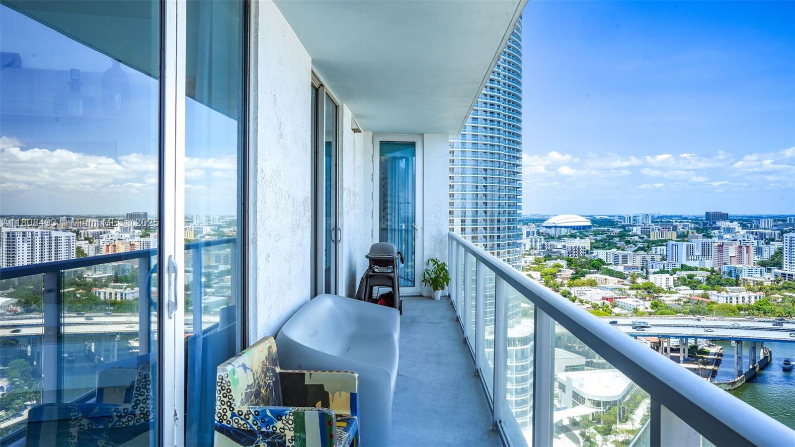 185 Southwest 7th Street, Unit 2911 Miami, FL 33130 - Photo 16 of 33 a balcony with wooden floor and city view