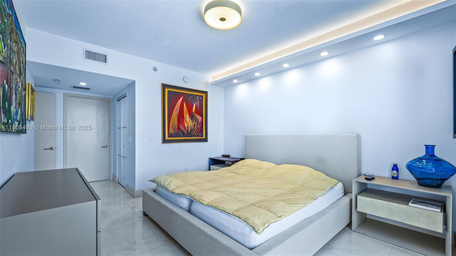 185 Southwest 7th Street, Unit 2911 Miami, FL 33130 - Photo 18 of 33 a bedroom with a bed and a chandelier