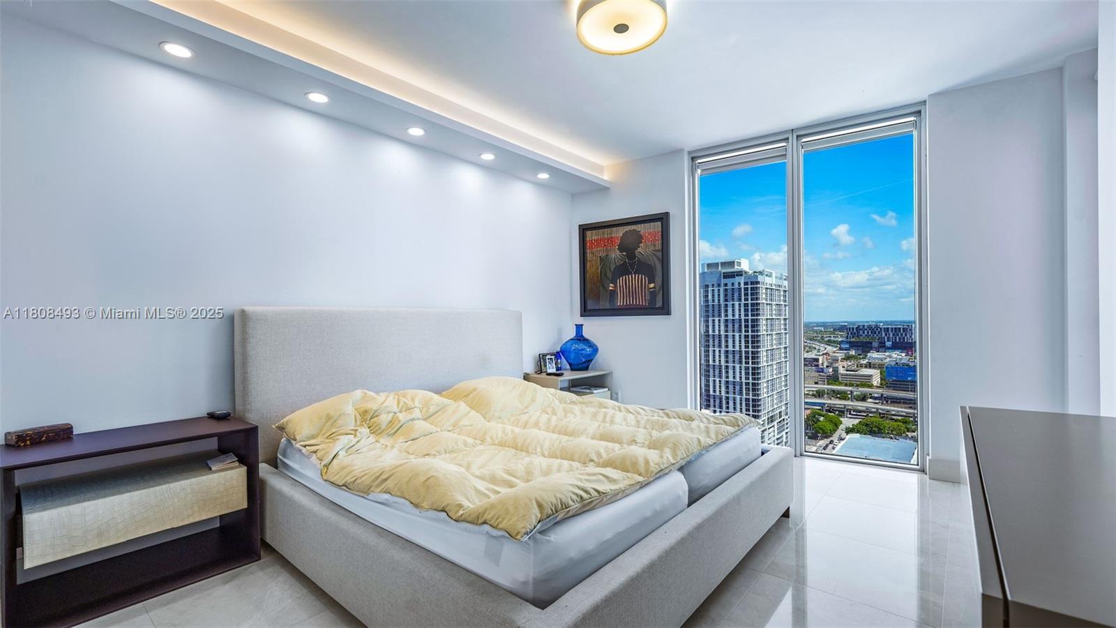 185 Southwest 7th Street, Unit 2911 Miami, FL 33130 - Photo 19 of 33 a living room with couch and a table