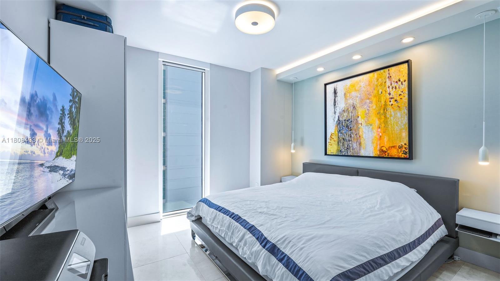 185 Southwest 7th Street, Unit 2911 Miami, FL 33130 - Photo 24 of 33 a bedroom with a bed and a window