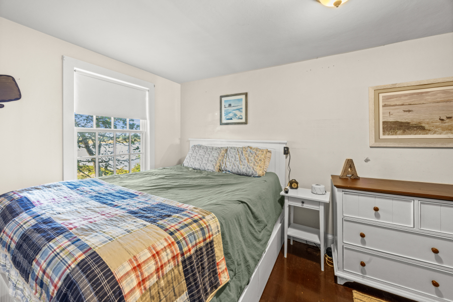 9 Fowler Avenue Edgartown, MA 02539 - Photo 20 of 27 a bedroom with a bed and a window
