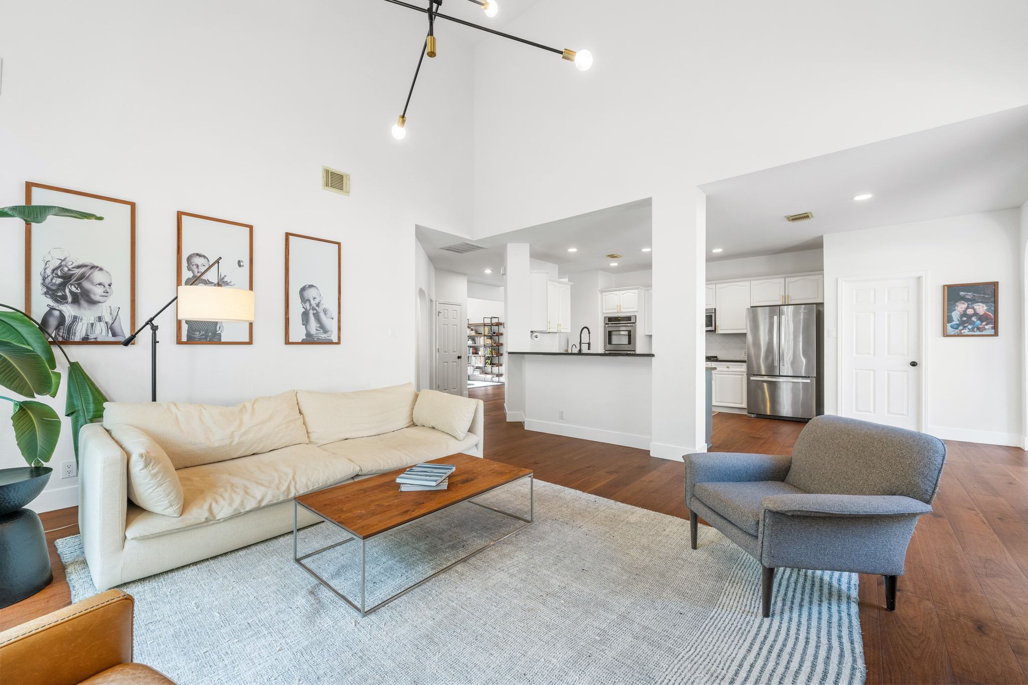 3417 Grimes Ranch Road Austin, TX 78732 - Photo 6 of 40 a living room with furniture and kitchen view