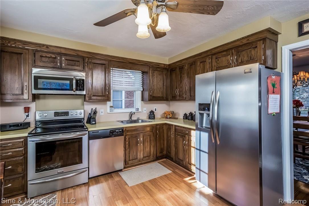 1595 Fairholme Road Grosse Pointe, MI 48236 - Photo 17 of 44 017-Kitchen-3435607-medium.jpg