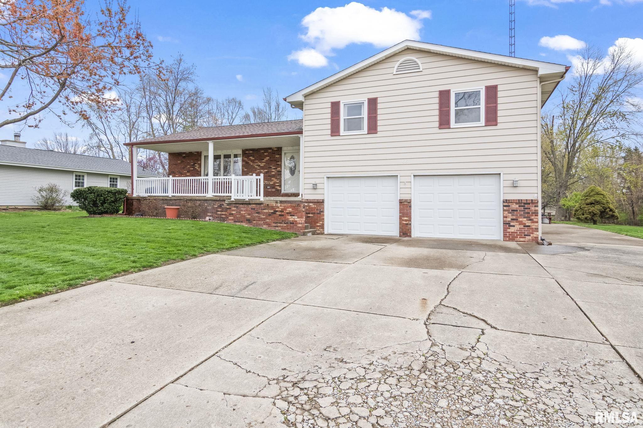 66 Ramblewood Road Chatham, IL 62629 - Photo 3 of 43 Gallery Image 3
