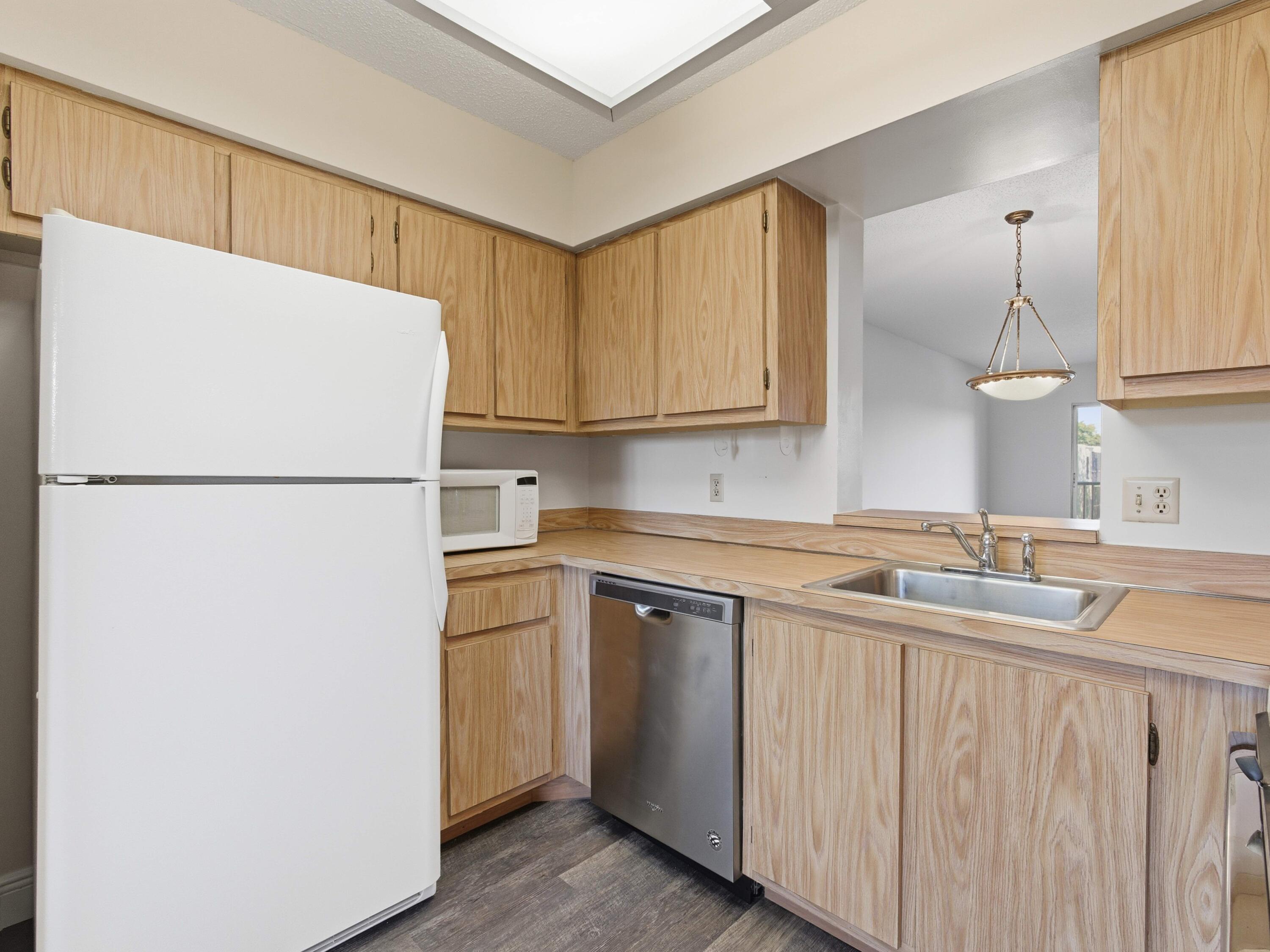 14310 Strathmore Lane, Unit 402 Delray Beach, FL 33446 - Photo 7 of 54 Kitchen