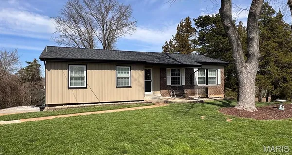 $279,900 | 17 Ridgemoor Drive, Fenton, MO 63026