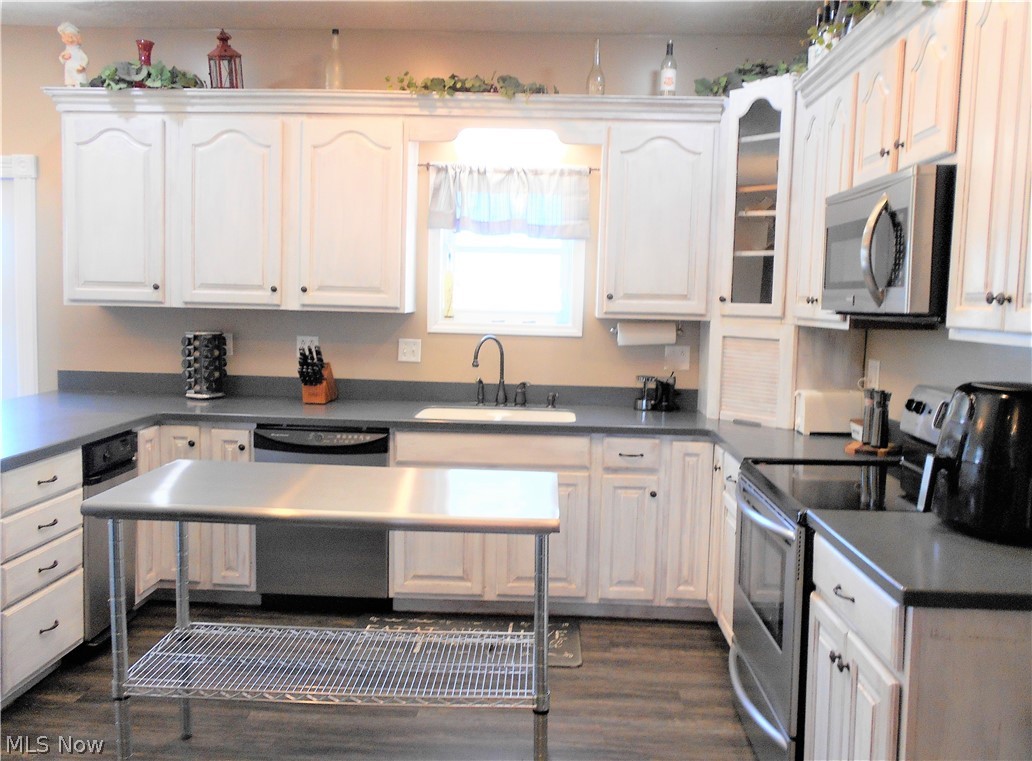 391 Spence Road Belpre, OH 45714 - Photo 8 of 28 Bright & cheery kitchen