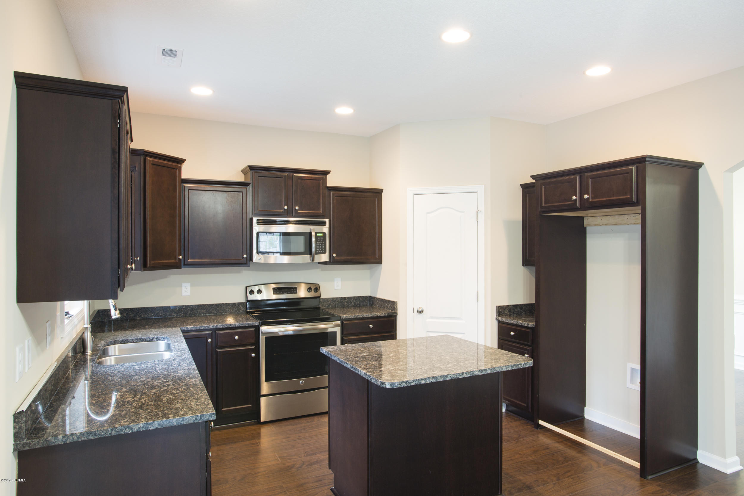 214 Brook Crossing Road, Unit 37 Swansboro, NC 28584 - Photo 20 of 41 214 Brook Crossing-12.jpg