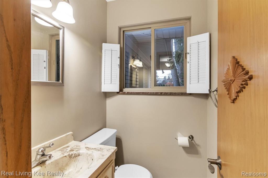 710 Castlebar Drive Rochester Hills, MI 48309 - Photo 23 of 35
