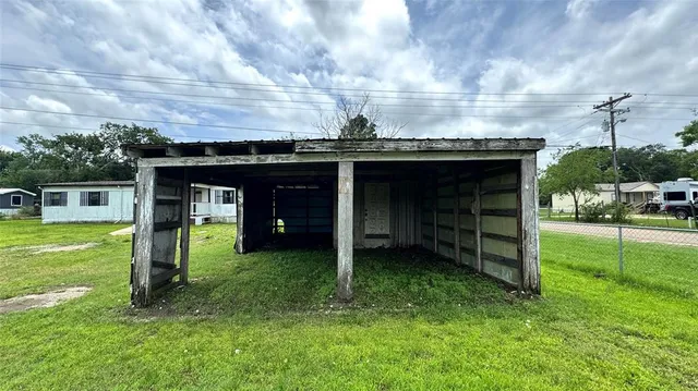 a view of a house with a backyard