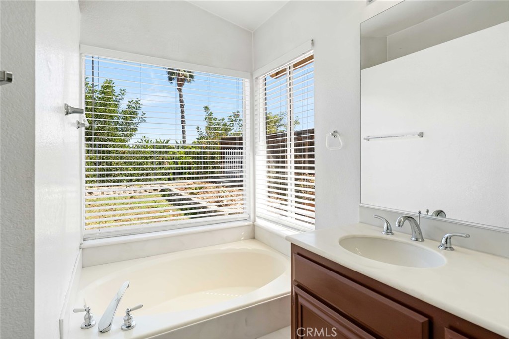 12981 August Circle Riverside, CA 92503 - Photo 28 of 59 Soaking Tub!