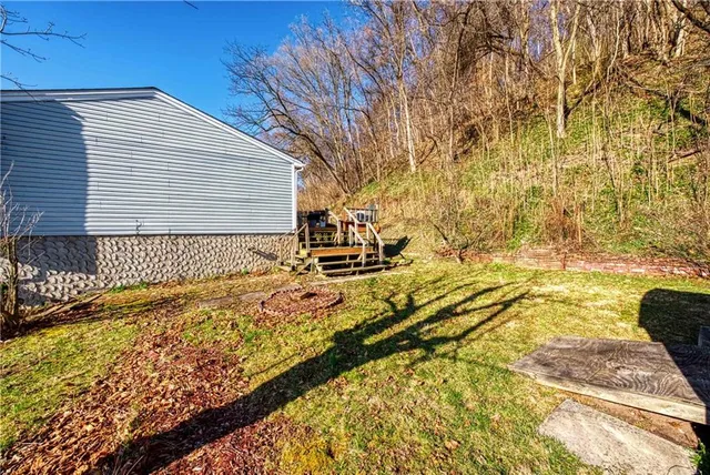a view of back yard of the house