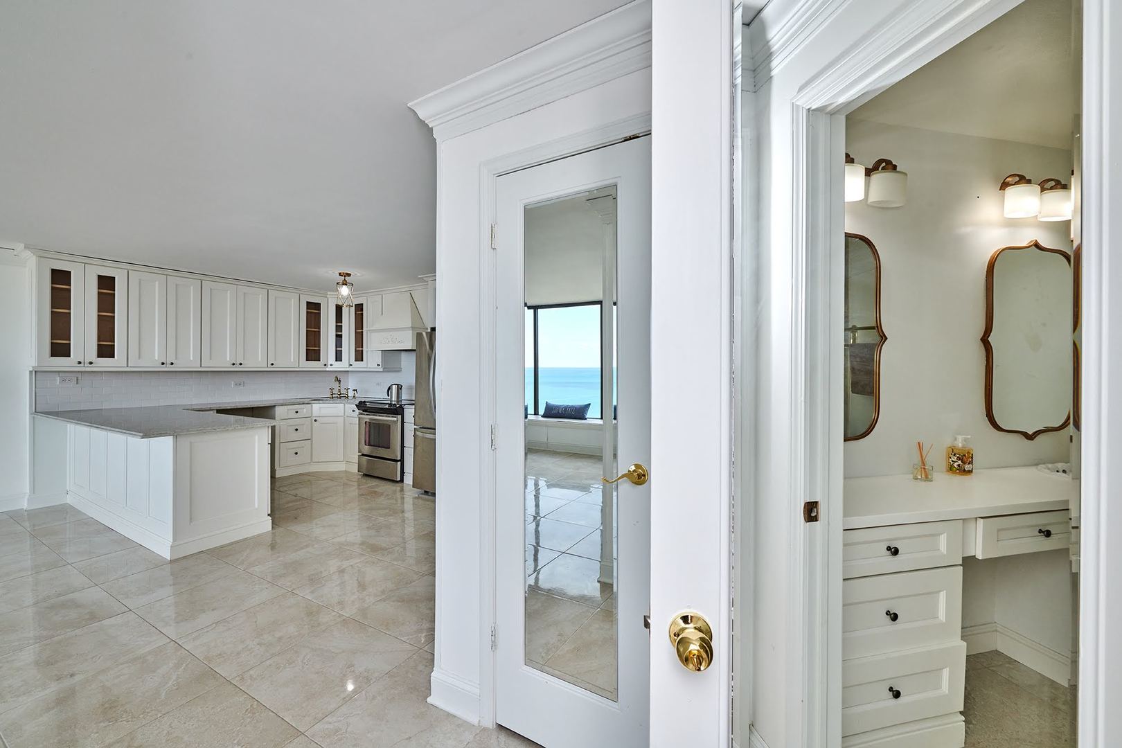 5455 North Sheridan Road, Unit 3811 Chicago, IL 60640 - Photo 17 of 35 a en suite bathroom with a shower sink and mirror