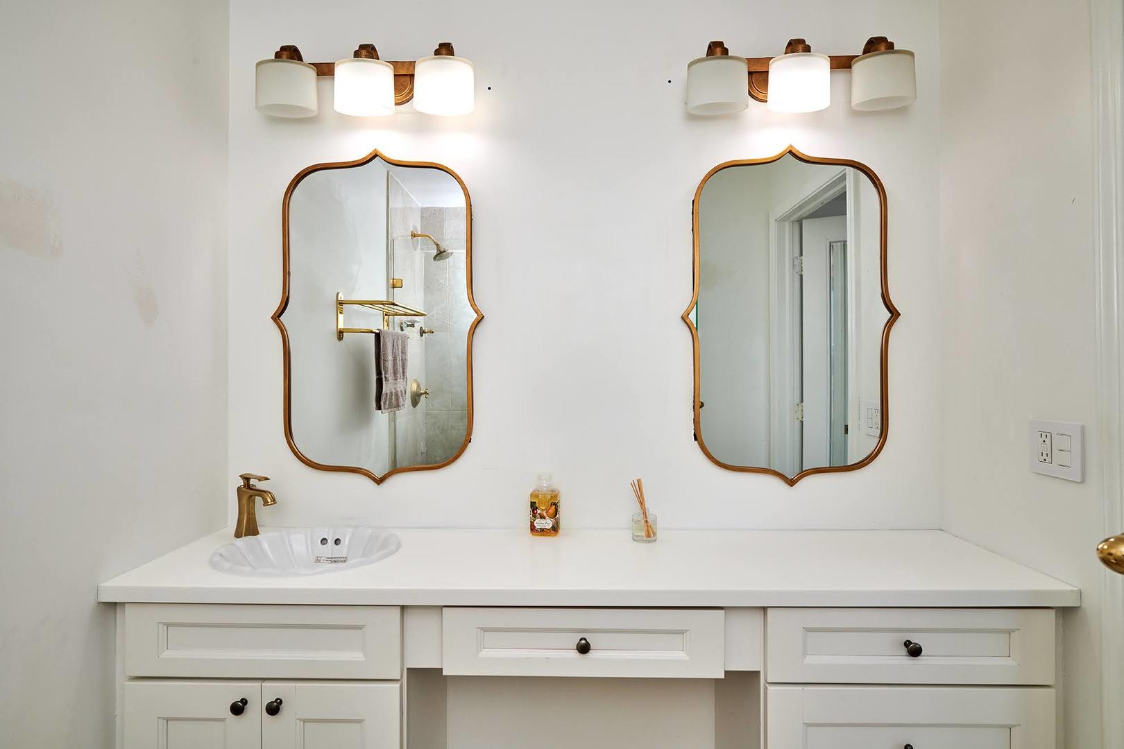 5455 North Sheridan Road, Unit 3811 Chicago, IL 60640 - Photo 21 of 35 a bathroom with vanity sinks and a mirror