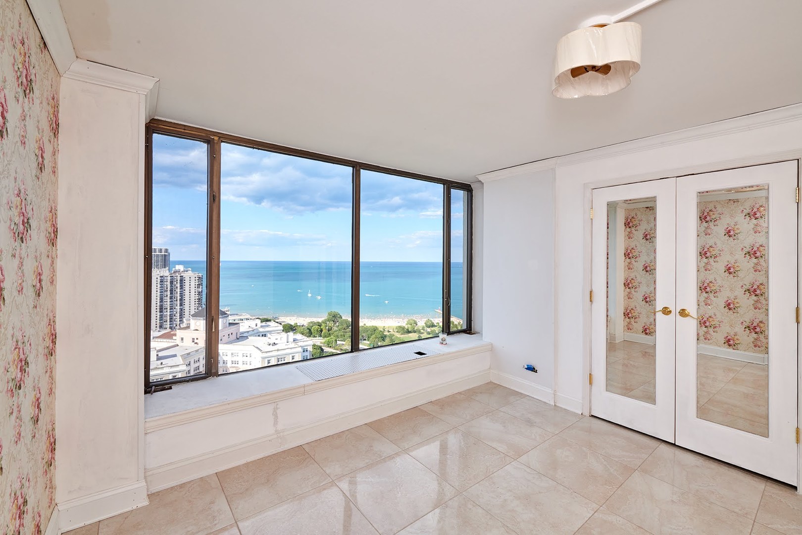 5455 North Sheridan Road, Unit 3811 Chicago, IL 60640 - Photo 28 of 35 a view of an empty room and window