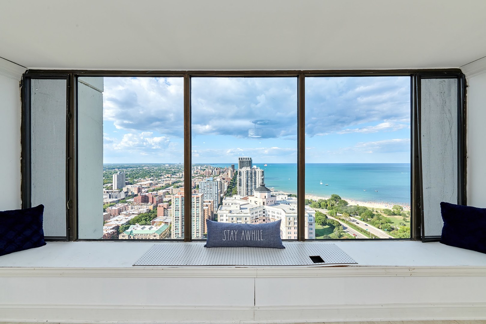5455 North Sheridan Road, Unit 3811 Chicago, IL 60640 - Photo 4 of 35 a living room with large windows