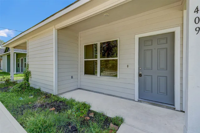 $1,300 | 409 East Avenue G, Conroe, TX 77301