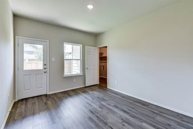 $1,300 | 409 East Avenue G, Conroe, TX 77301