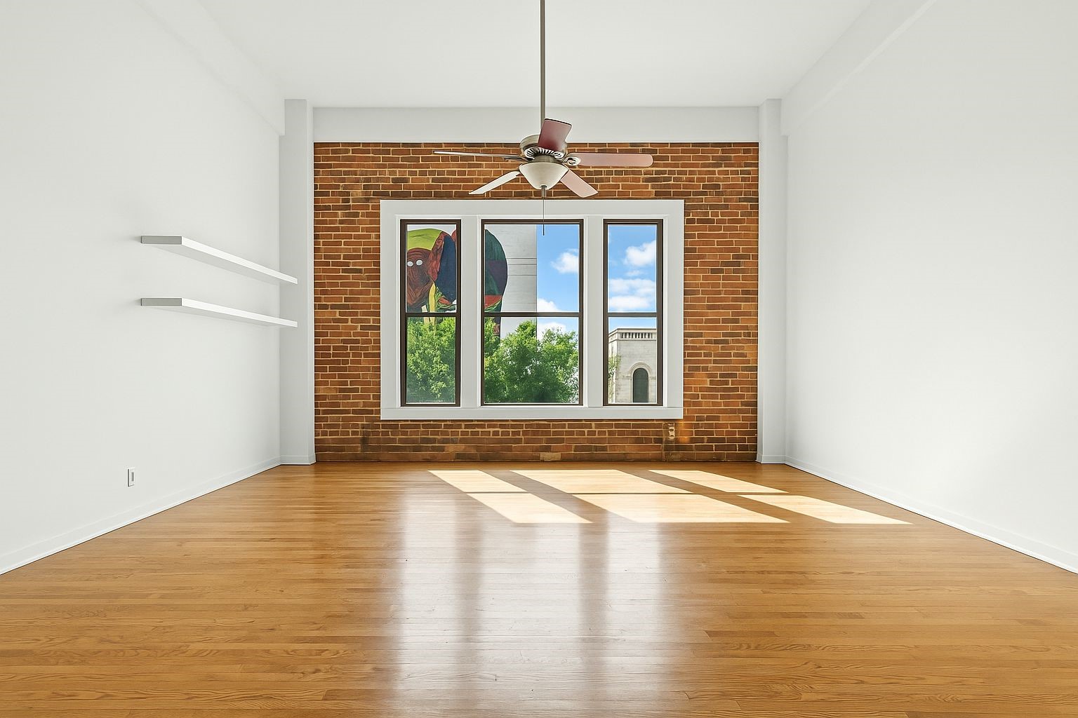 915 Franklin Street, Unit 2I Houston, TX 77002 - Photo 10 of 34 915 Franklin St Unit 2I. A 1 Bedroom, 1 Bathroom Loft in downtown Houston.