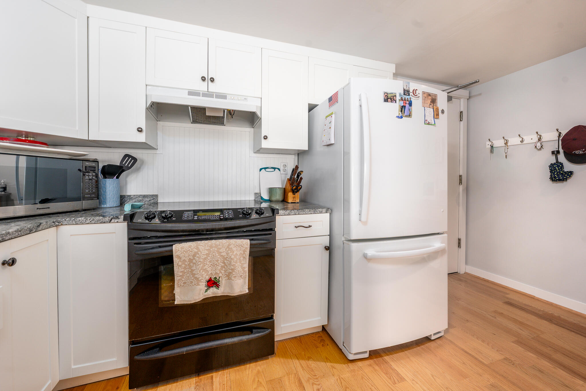 94 Shore Drive West, Unit 9B Mashpee, MA 02649 - Photo 11 of 35 a kitchen with appliances and cabinets