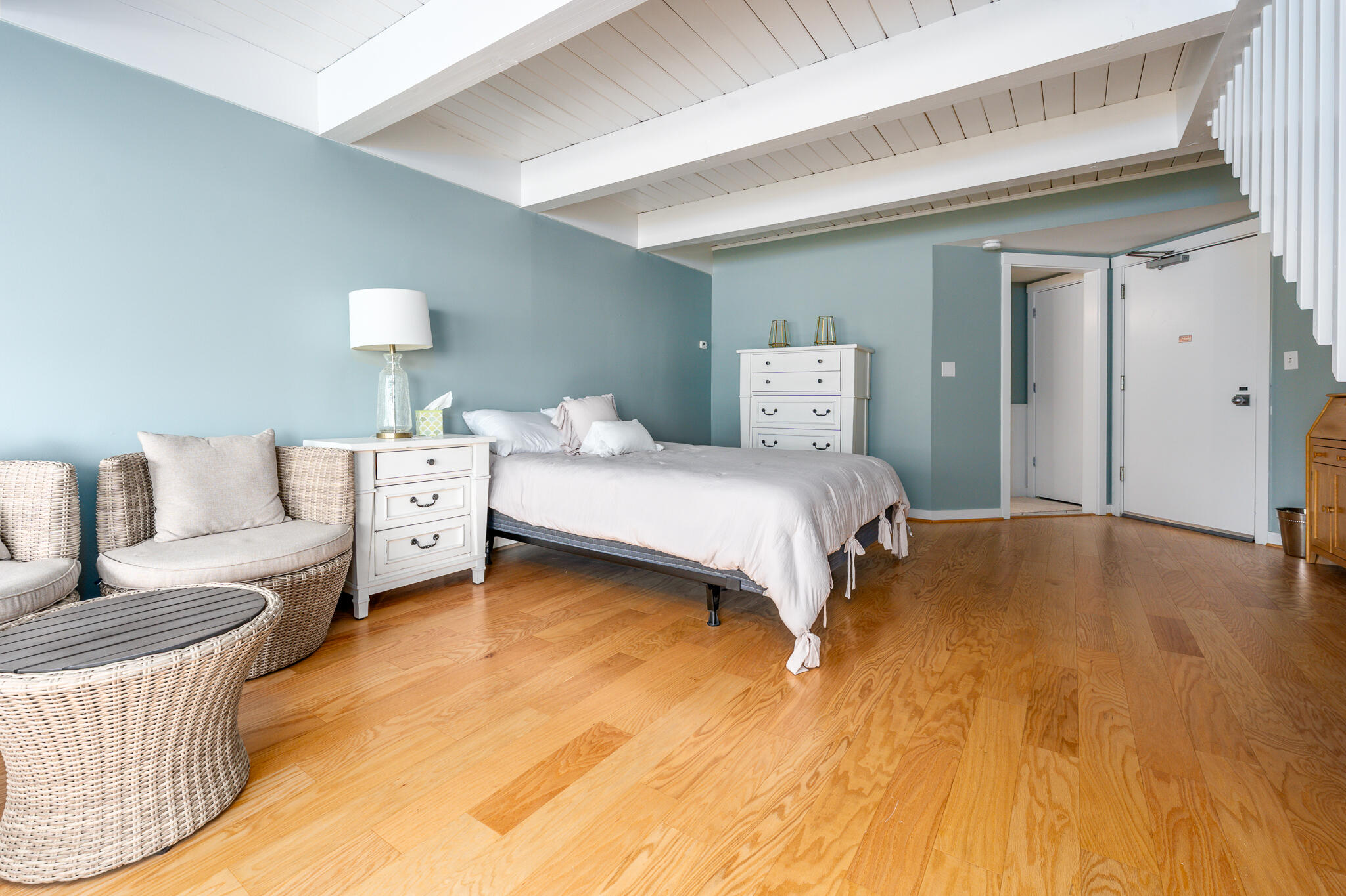94 Shore Drive West, Unit 9B Mashpee, MA 02649 - Photo 21 of 35 a bedroom with a bed and a couch