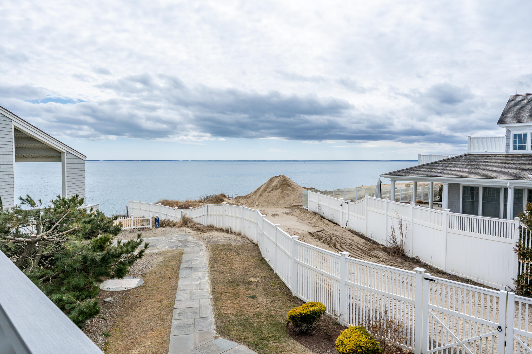 94 Shore Drive West, Unit 9B Mashpee, MA 02649 - Photo 26 of 35 a view of a house with a tub