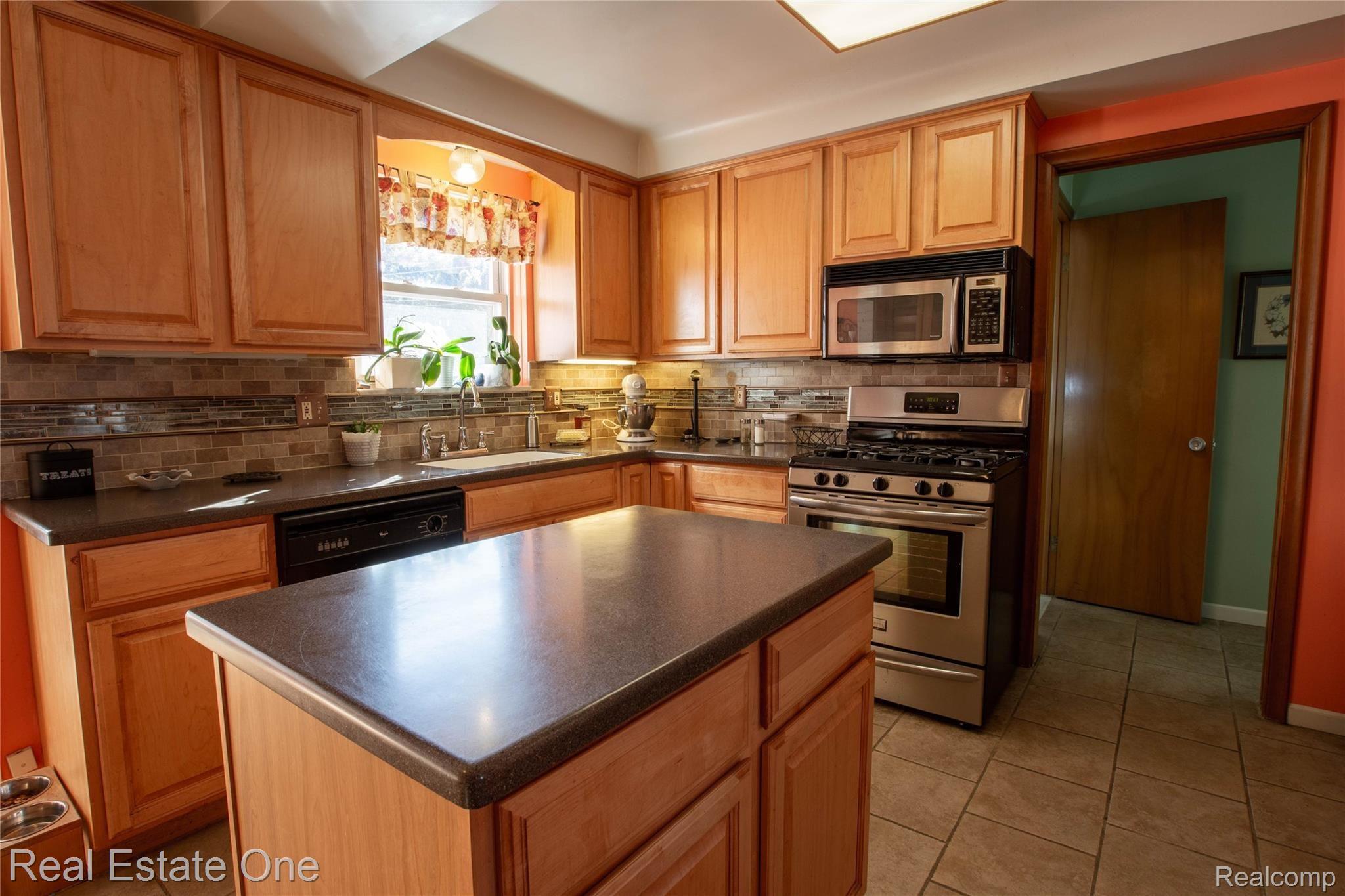 27326 Jean Road Warren, MI 48093 - Photo 5 of 21 0S4A5223-HDR.jpg