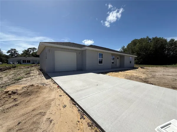 a view of a garage