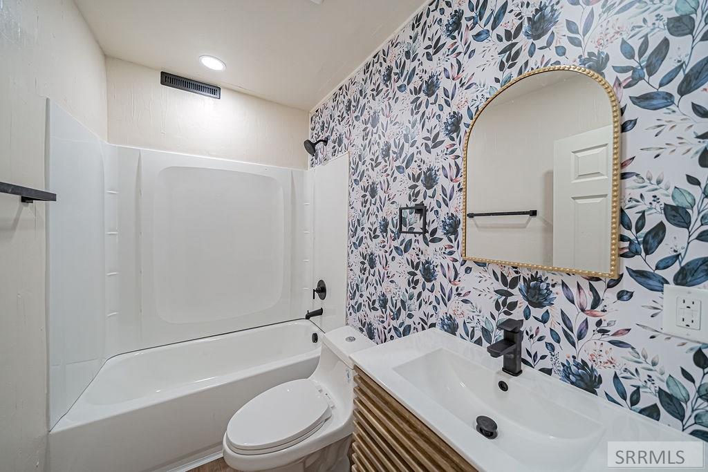 656 West Lander Street Pocatello, ID 83204 - Photo 35 of 39 Second Bsathroom