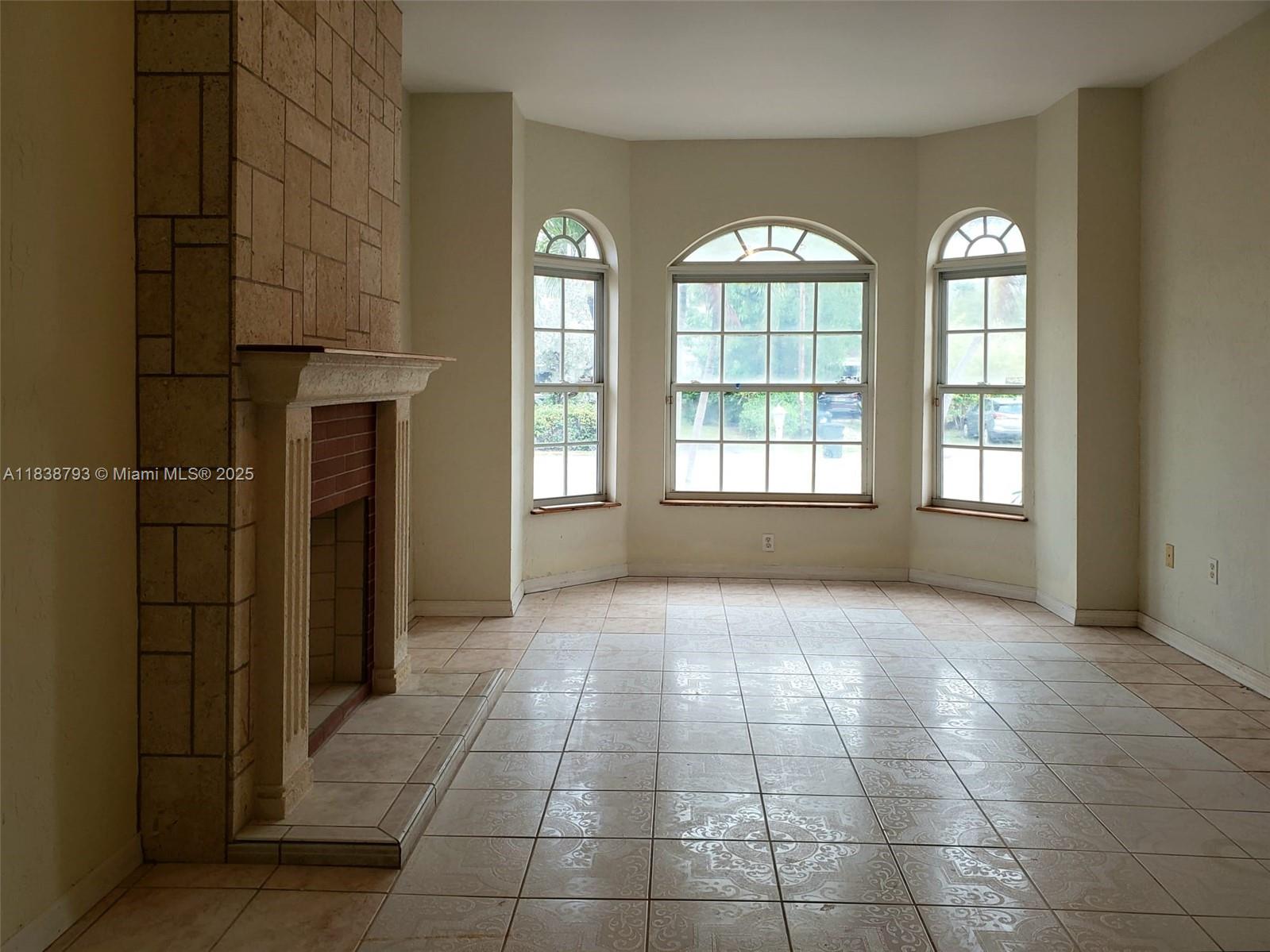 3124 Prairie Avenue Miami Beach, FL 33140 - Photo 13 of 36 an empty room with windows and closet