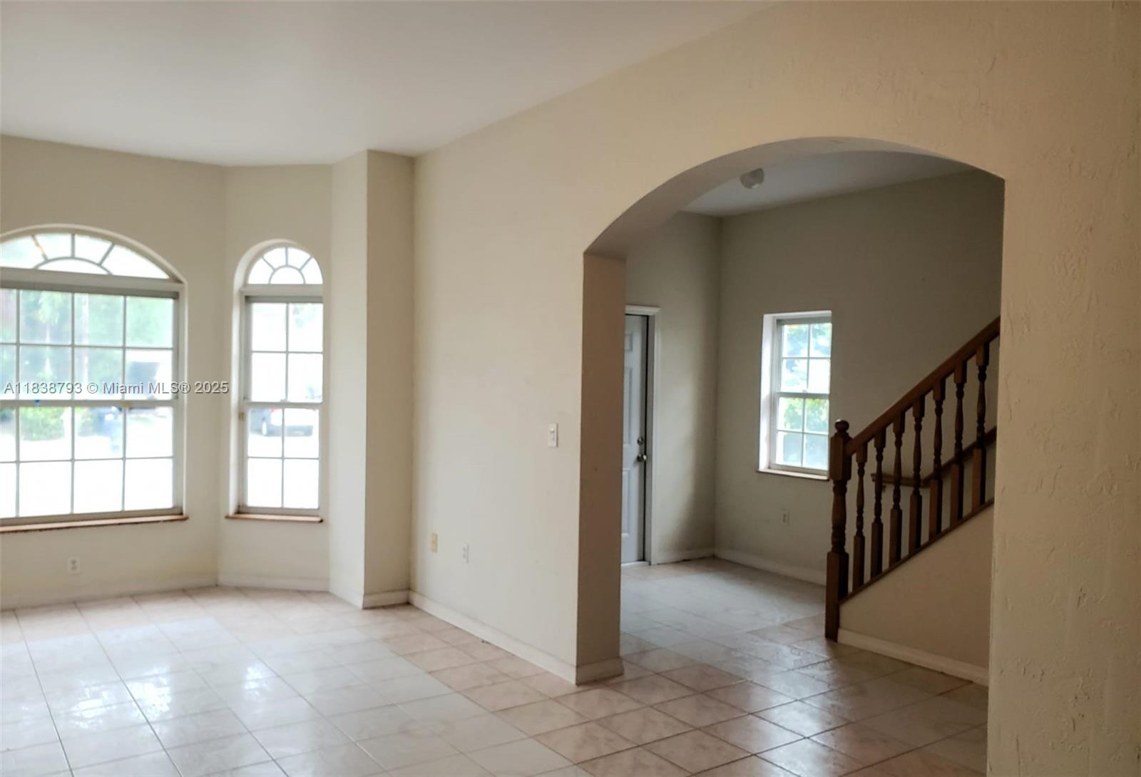 3124 Prairie Avenue Miami Beach, FL 33140 - Photo 15 of 36 an empty room with windows and closet