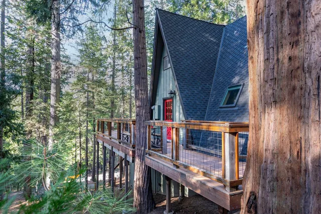 a view of entryway with a small yard