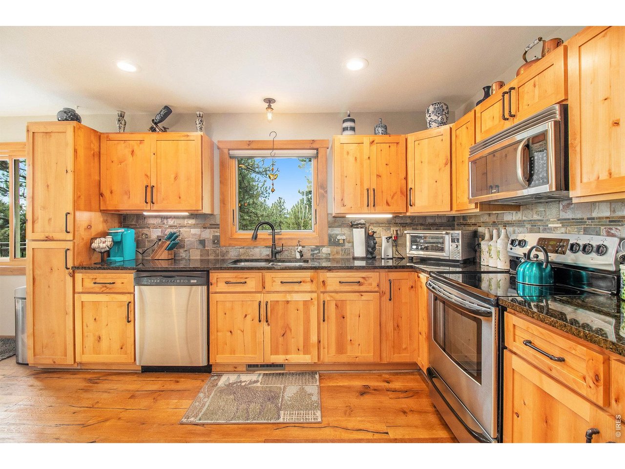 270 Choctaw Road Lyons, CO 80540 - Photo 14 of 32 Granite countertops and quality finishes in the kitchen