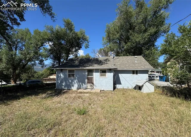 a view of a house with a yard