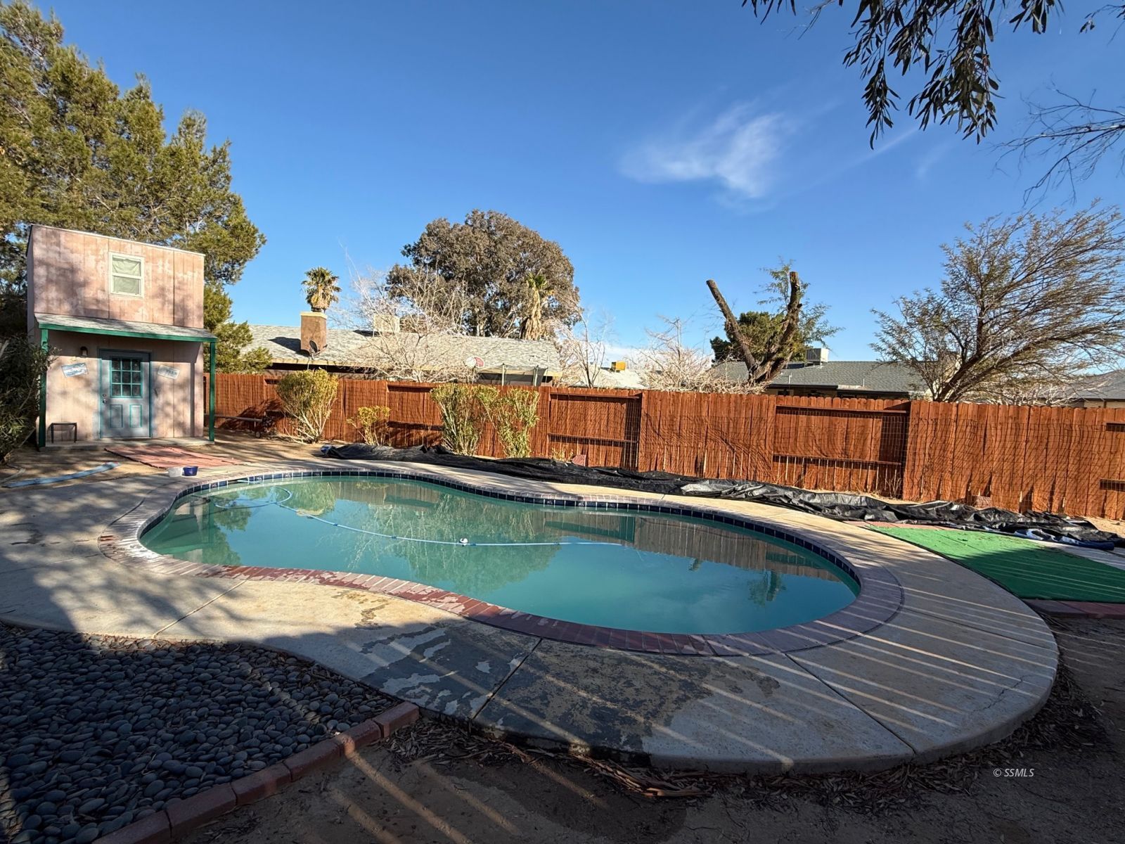 833 Charles Court Ridgecrest, CA 93555 - Photo 28 of 30 a swimming pool with outdoor seating and yard