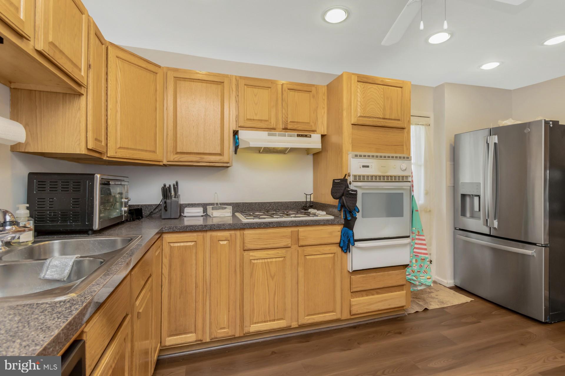 2700 Burridge Road Baltimore, MD 21234 - Photo 20 of 39 Kitchen with oak cabinets