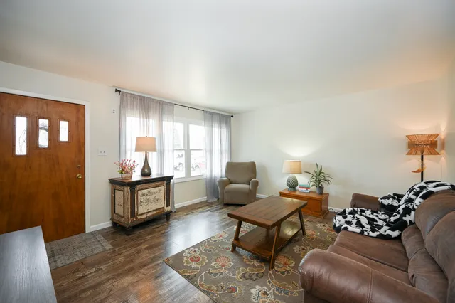 $2,350 | 23712 West Main Street, Plainfield, IL 60544