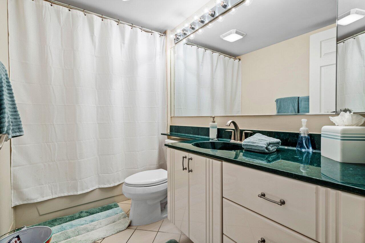 2601 Marina Isle Way, Unit 303 Jupiter, FL 33477 - Photo 22 of 36 Guest BA w/ Tub