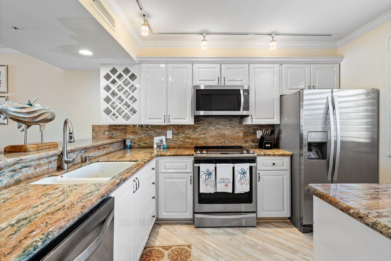 2601 Marina Isle Way, Unit 303 Jupiter, FL 33477 - Photo 4 of 36 Granite Counters