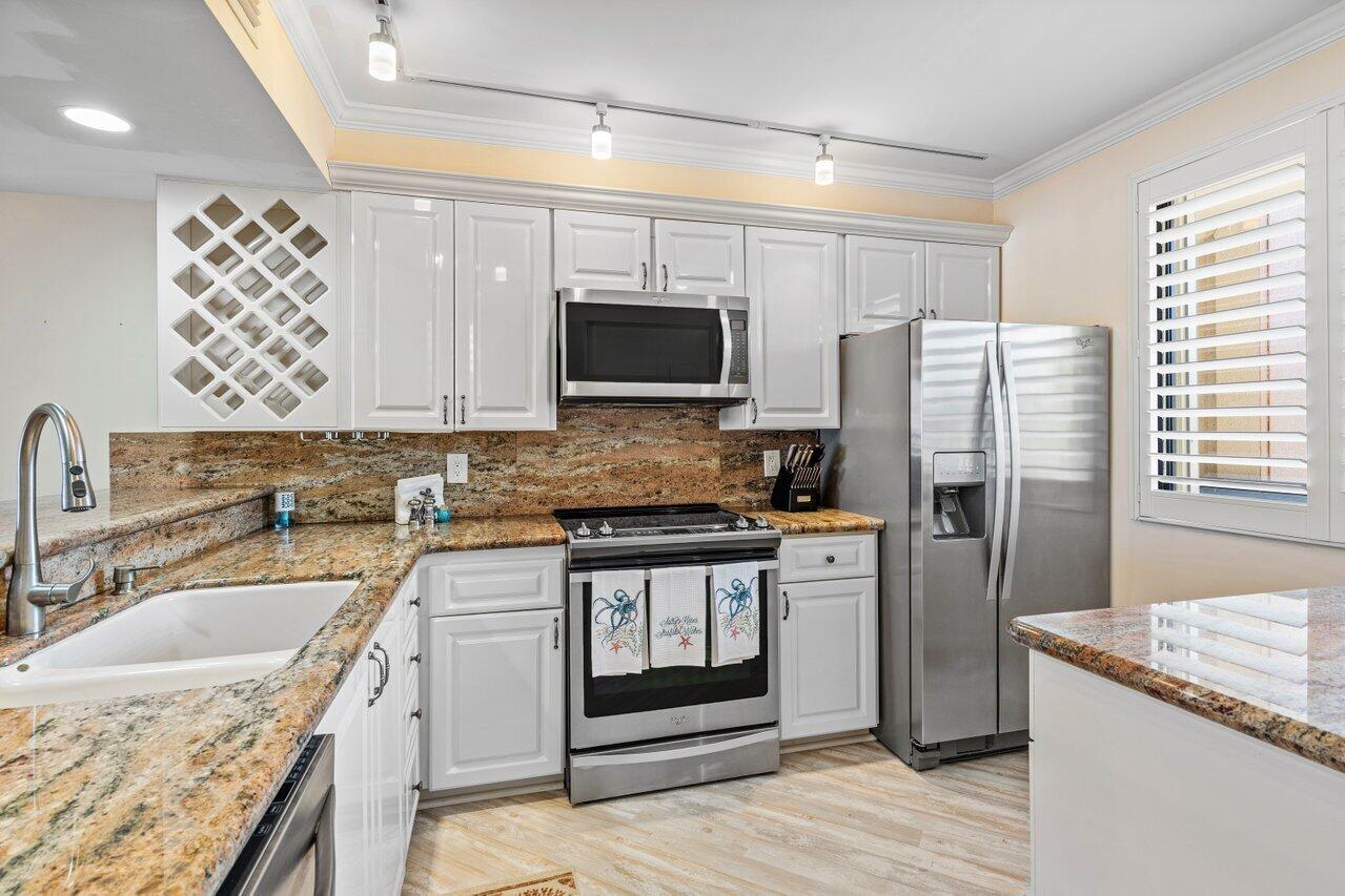2601 Marina Isle Way, Unit 303 Jupiter, FL 33477 - Photo 5 of 36 Stainless Appliances