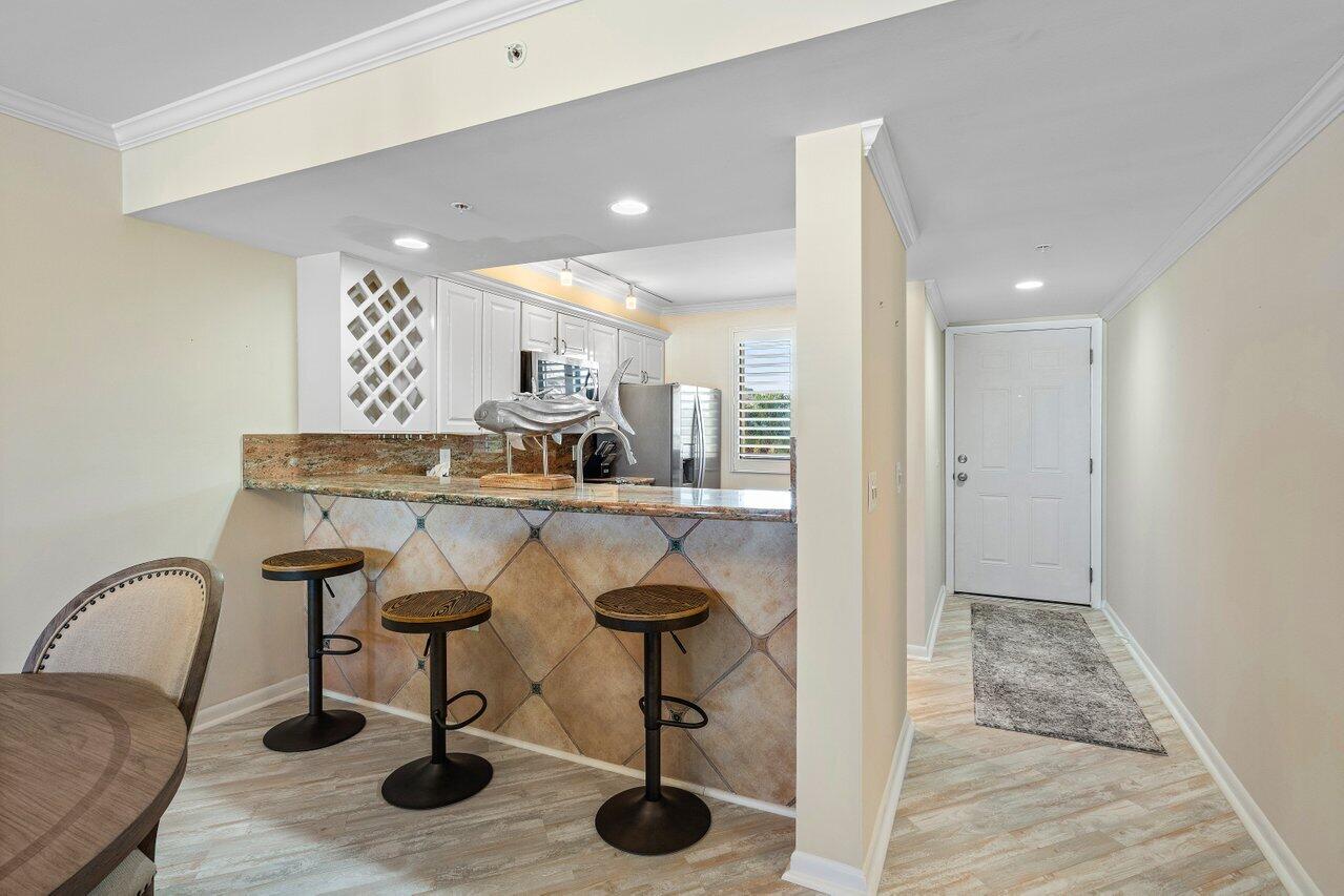 2601 Marina Isle Way, Unit 303 Jupiter, FL 33477 - Photo 8 of 36 Breakfast bar