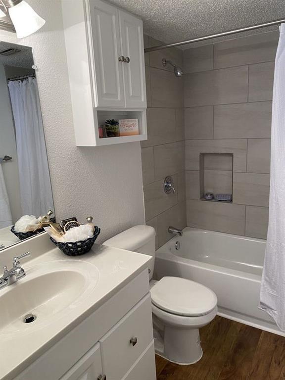 2808 Whitis Avenue, Unit C303 Austin, TX 78705 - Photo 21 of 21 a bathroom with a sink a toilet and bathtub