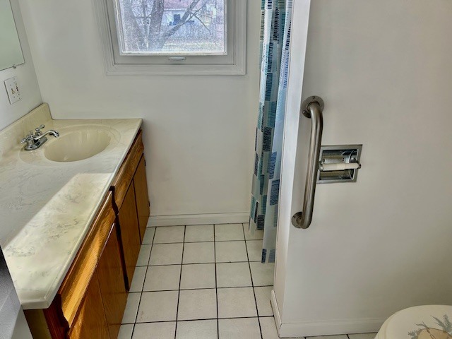 1515 6 Points Road Bloomington, IL 61701 - Photo 25 of 29 a bathroom with a sink and mirror